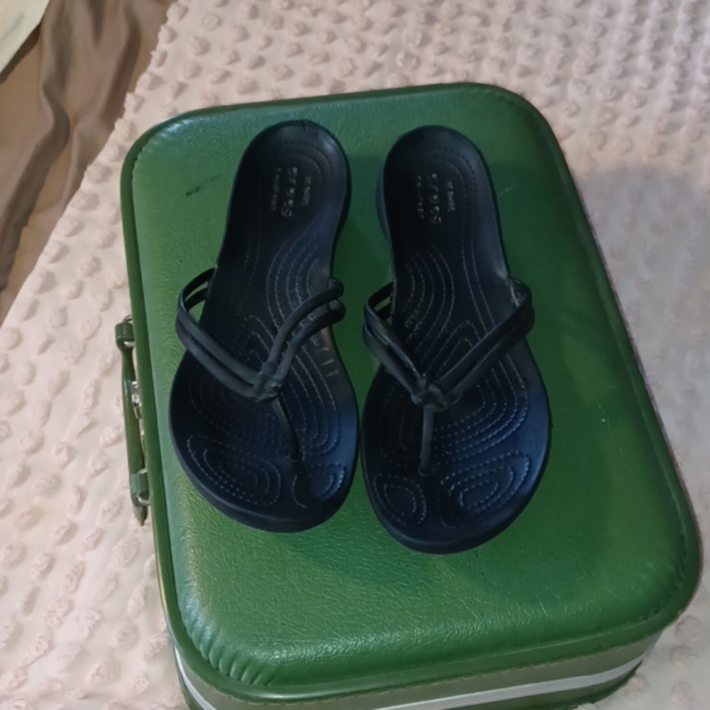 Crocs thong sandals